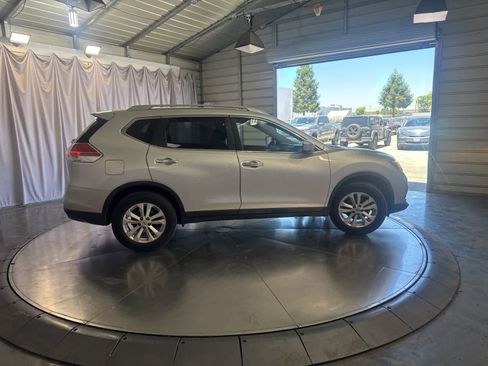 Used 2014 Nissan Rogue SV FWD image 3