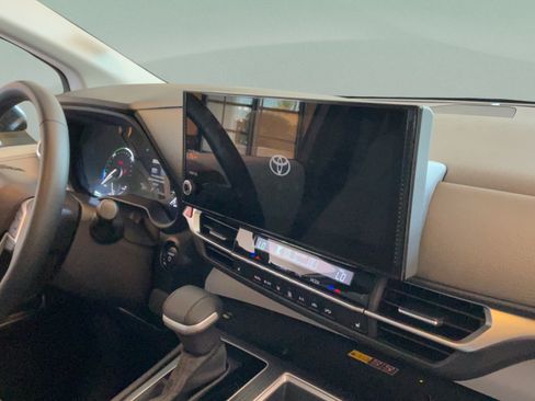 Certified 2025 Toyota Sienna XLE FWD image 38