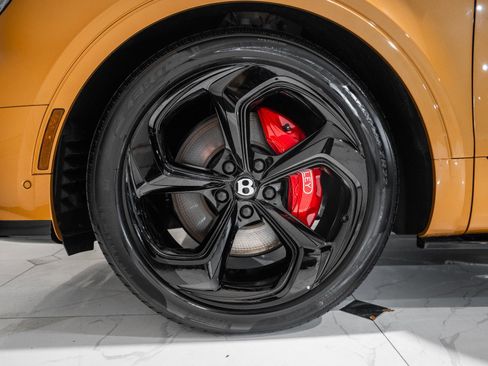 Used 2025 Bentley Bentayga image 6