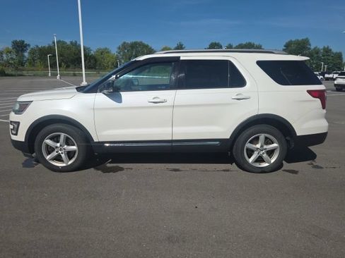 Used 2016 Ford Explorer XLT w/ Equipment Group 202A AWD/4WD image 16