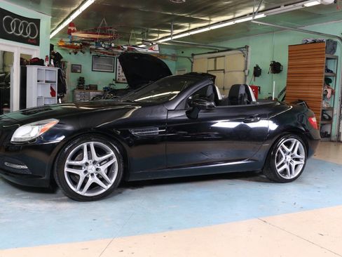 Used 2014 Mercedes-Benz SLK 250 w/ Premium Package image 31