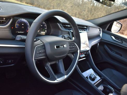 New 2025 Jeep Grand Cherokee Altitude AWD/4WD image 11