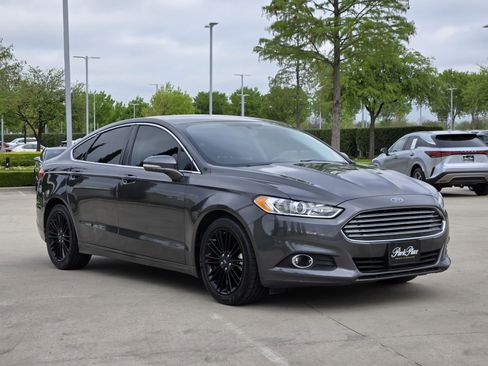 Used 2016 Ford Fusion SE w/ Equipment Group 202A image 2