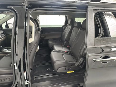 New 2026 Kia Carnival EX image 16