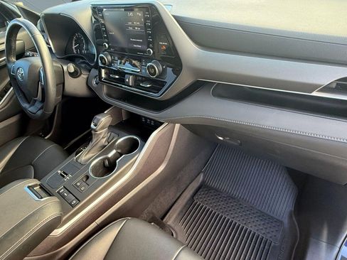 Used 2022 Toyota Highlander XLE image 34