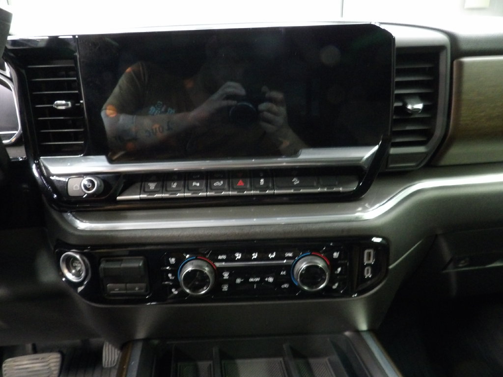 Used 2024 Chevrolet Silverado 2500 High Country w/ High Country Premium Package AWD/4WD image 17