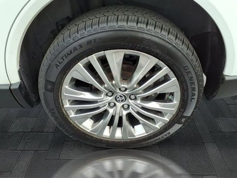 Used 2024 Toyota Venza XLE image 10