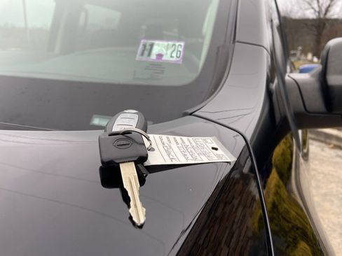 Used 2018 Nissan Titan SV image 31