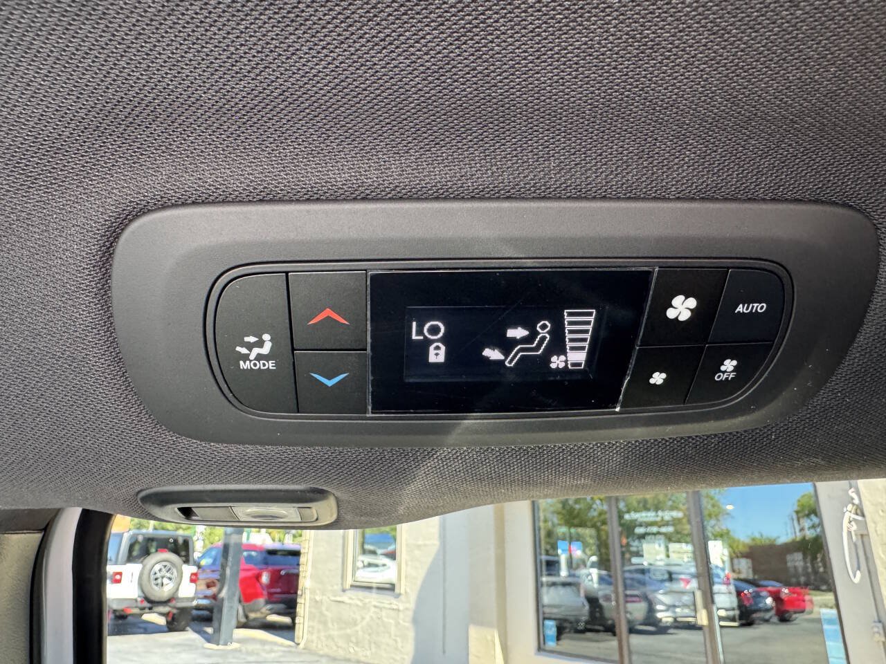 Used 2023 Chrysler Pacifica Limited w/ Uconnect Theater Family Group FWD image 23