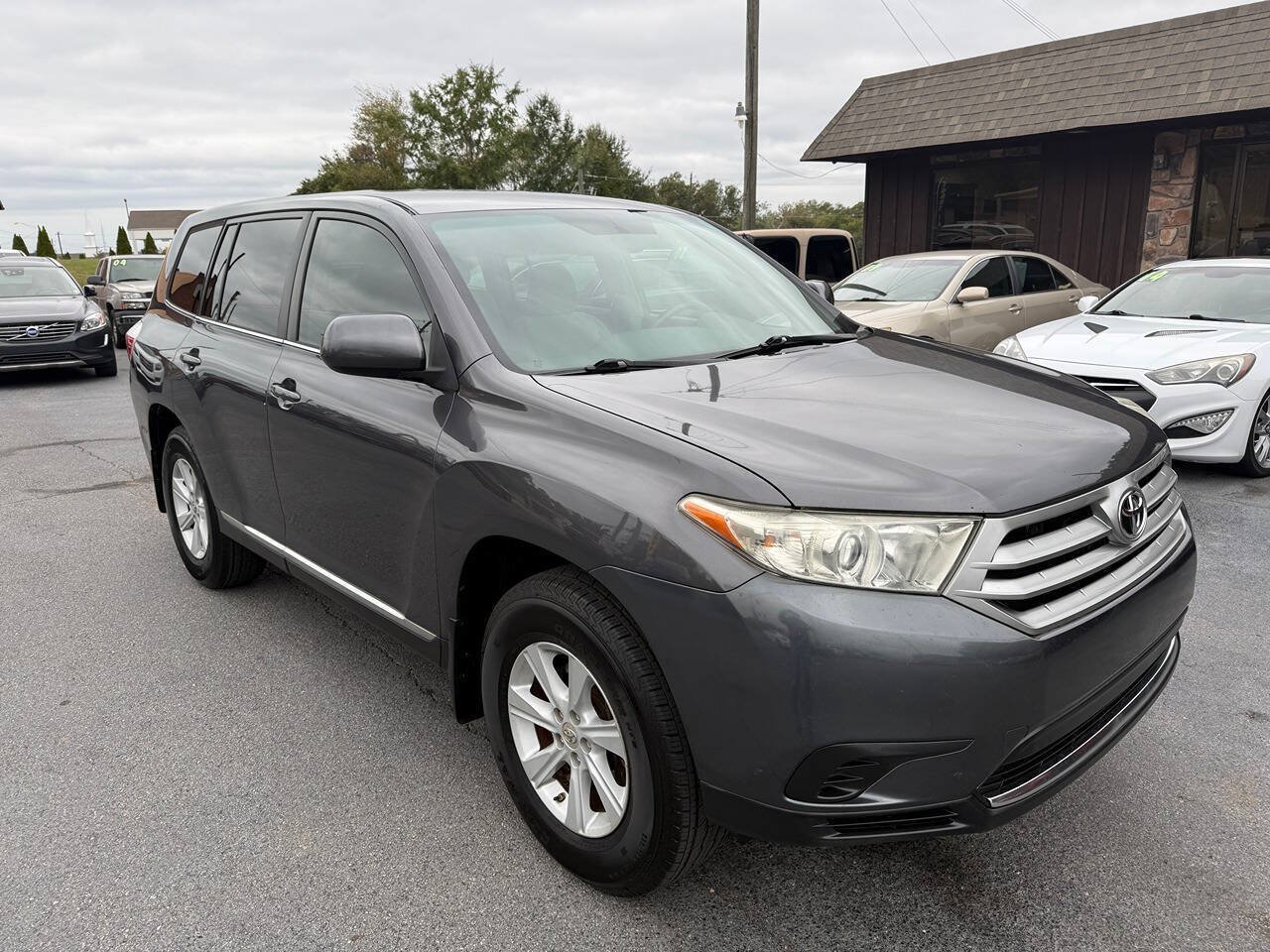 Used 2013 Toyota Highlander FWD image 1