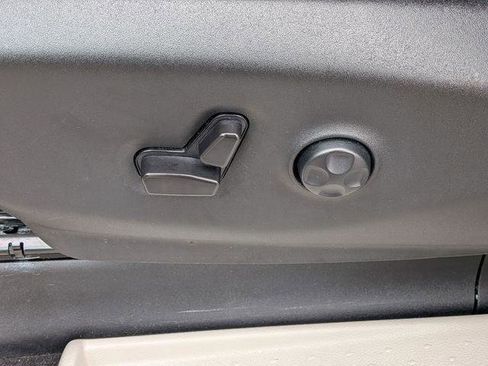 Certified 2023 Chrysler Pacifica Touring-L image 13