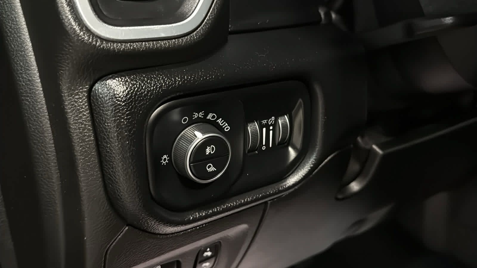 Used 2019 RAM 1500 Laramie AWD/4WD image 22