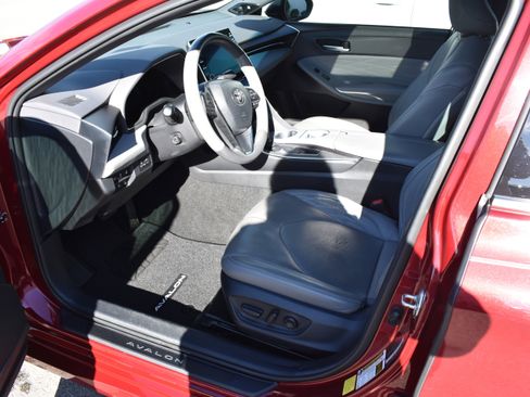 Used 2020 Toyota Avalon Limited image 12