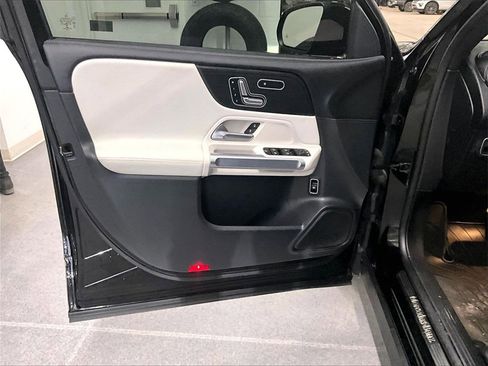 Used 2022 Mercedes-Benz GLB 250 4MATIC image 9