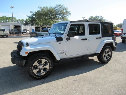 Used 2017 Jeep Wrangler Unlimited Sahara w/ Connectivity Group AWD/4WD image 4