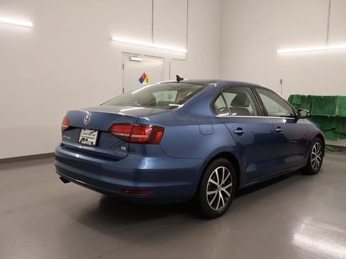 Used 2017 Volkswagen Jetta SE FWD image 2