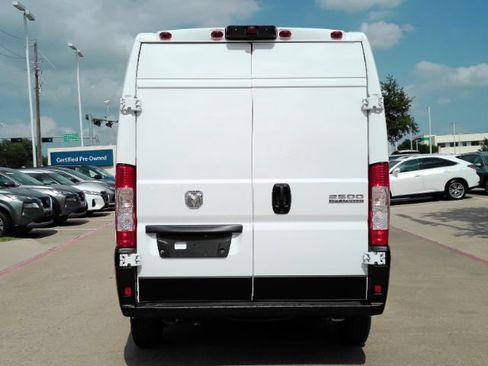Used 2025 RAM ProMaster 2500 w/ Convenience Group FWD image 11