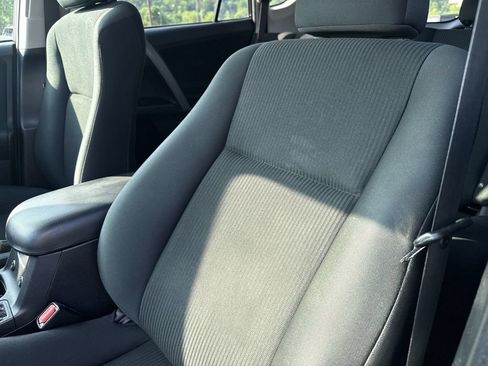Used 2018 Toyota RAV4 LE FWD image 9