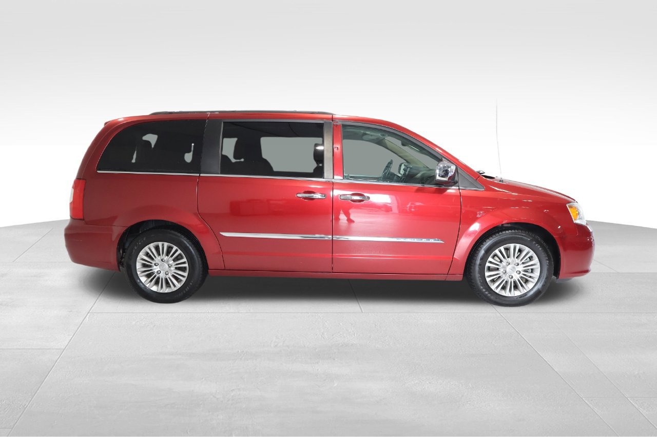 Used 2015 Chrysler Town & Country Touring-L w/ Driver Convenience Group FWD image 4