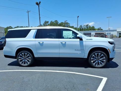 New 2026 Chevrolet Suburban High Country AWD/4WD image 2