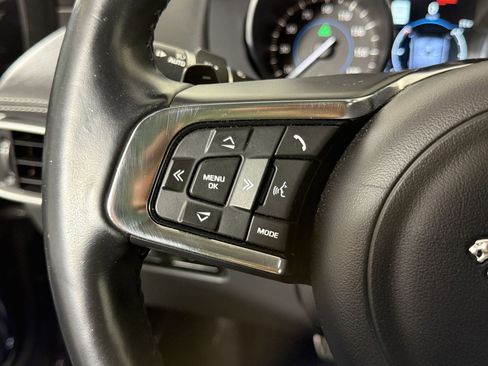 Used 2017 Jaguar F-PACE R-Sport image 16