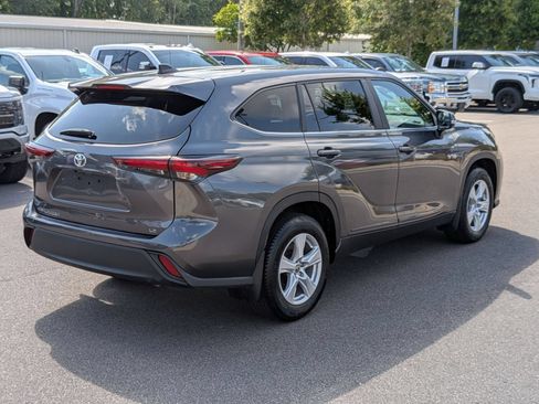 Used 2024 Toyota Highlander LE FWD image 3