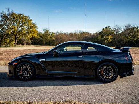 Used 2020 Nissan GT-R Premium w/ Premium Interior Package image 12