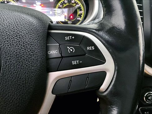 Used 2016 Jeep Cherokee Trailhawk w/ Cold Weather Group AWD/4WD image 12