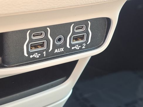 Used 2023 Chrysler Pacifica Touring-L FWD image 24