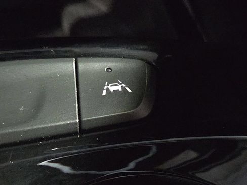 Used 2025 Chevrolet Trax RS w/ Sunroof Package FWD image 22