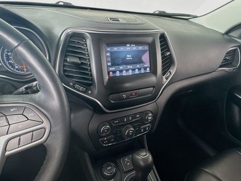 Used 2019 Jeep Cherokee Latitude Plus w/ Cold Weather Group AWD/4WD image 15