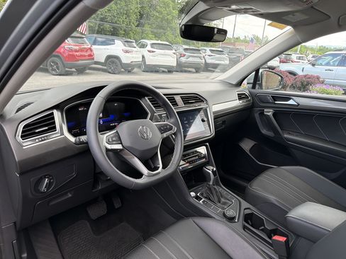 Used 2024 Volkswagen Tiguan SE AWD/4WD image 8