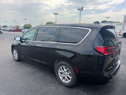 Used 2024 Chrysler Pacifica Touring-L FWD image 6