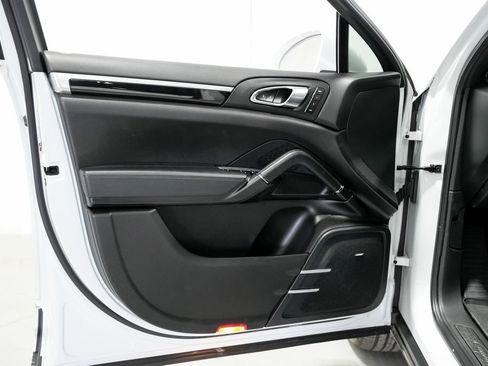 Used 2015 Porsche Cayenne S image 36
