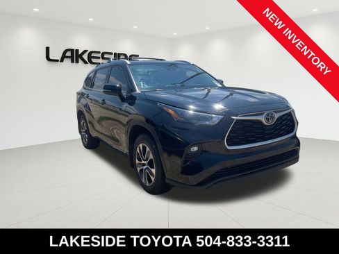 Used 2023 Toyota Highlander XLE FWD image 3