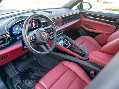 Certified 2025 Porsche Macan Electric image 4