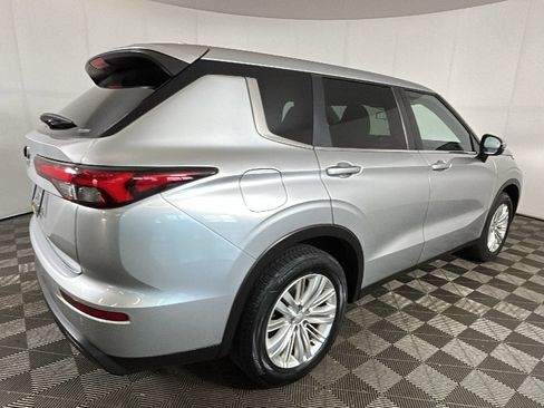 Used 2022 Mitsubishi Outlander ES AWD/4WD image 2