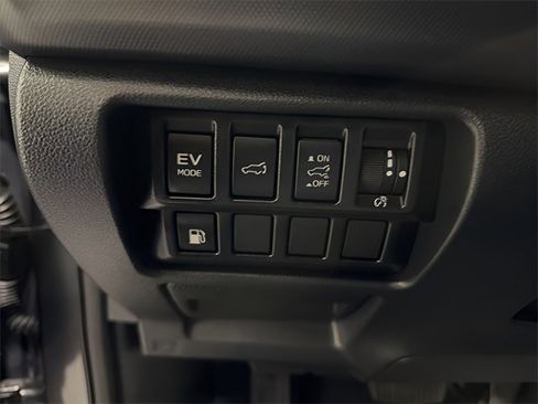 Certified 2025 Subaru Forester Premium image 18