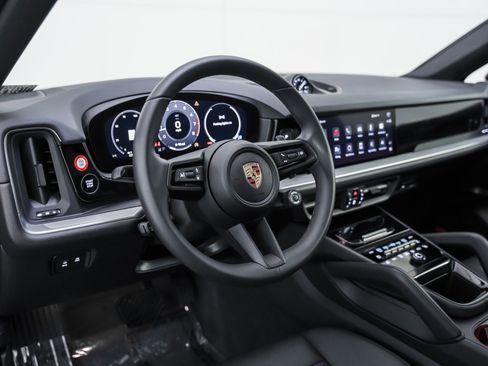 Certified 2025 Porsche Cayenne Coupe image 4