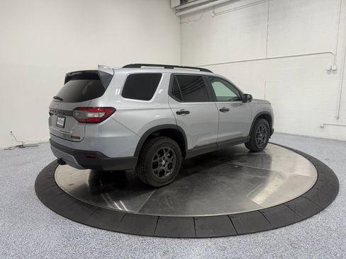Used 2025 Honda Pilot TrailSport image 7