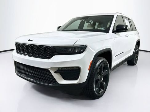 Used 2023 Jeep Grand Cherokee Limited w/ Black Appearance Package AWD/4WD image 3