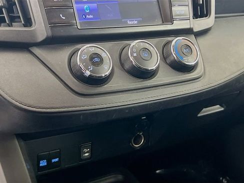 Used 2018 Toyota RAV4 LE image 14