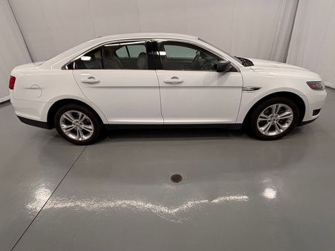 Used 2018 Ford Taurus SE image 4