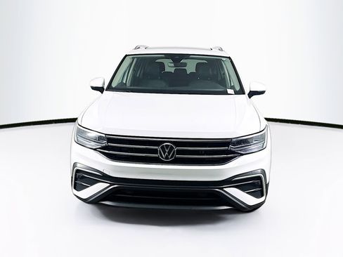 Used 2024 Volkswagen Tiguan SE image 2