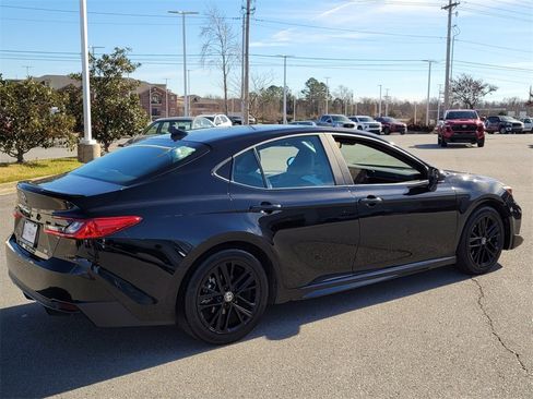 Used 2025 Toyota Camry SE image 3