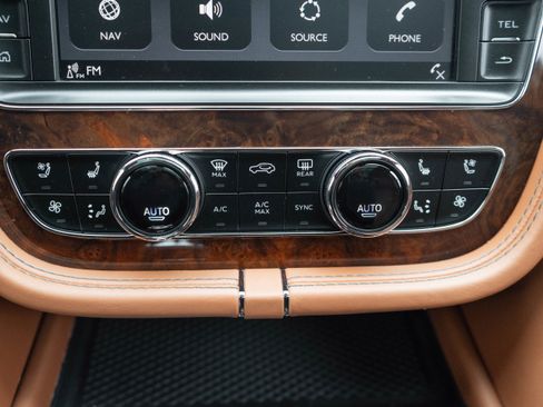 Used 2017 Bentley Bentayga image 25