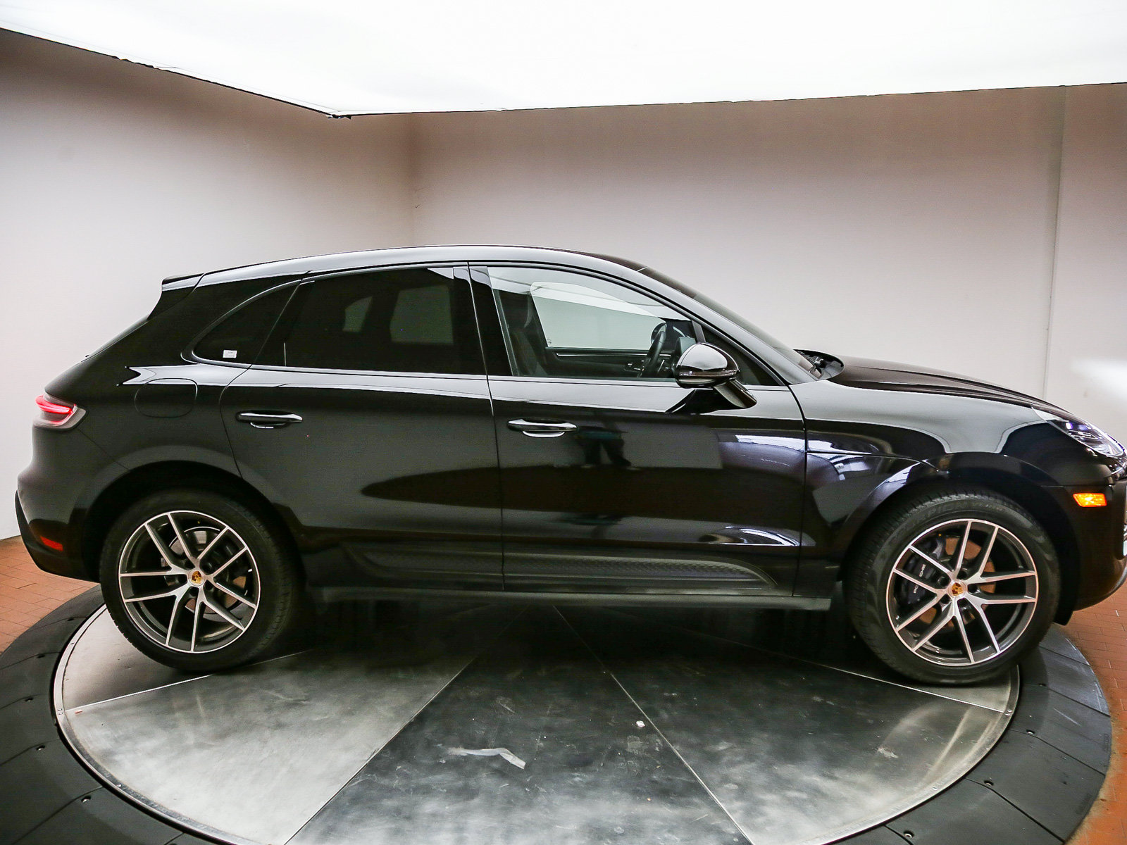 Certified 2026 Porsche Macan AWD/4WD image 5