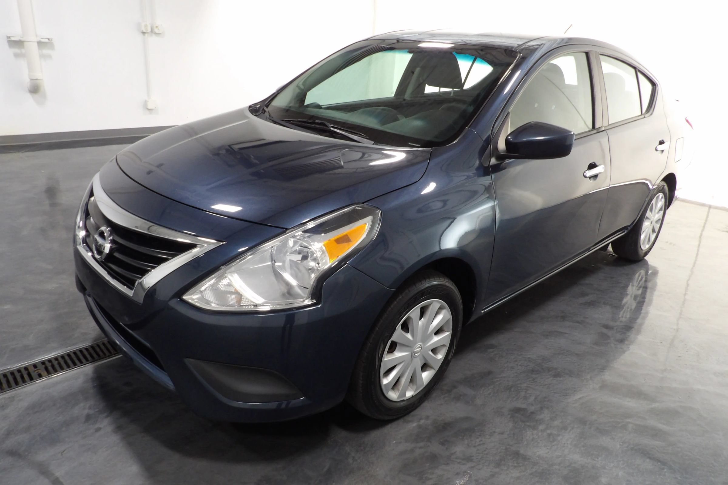 Used 2017 Nissan Versa SV FWD image 3