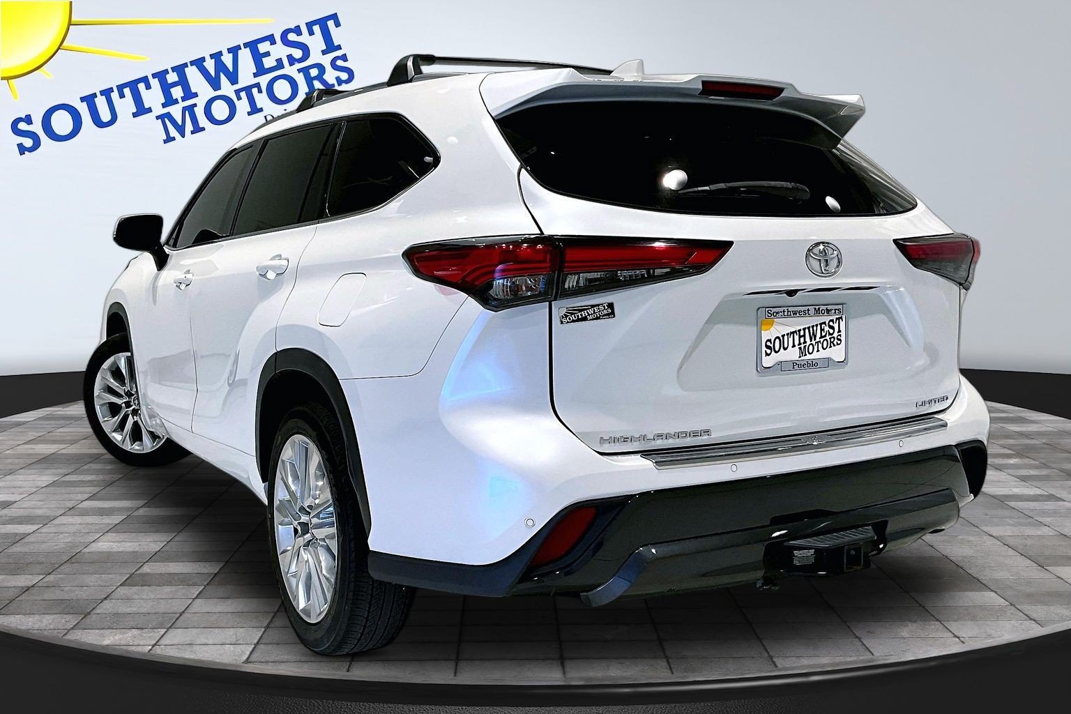 Used 2022 Toyota Highlander Limited FWD image 5