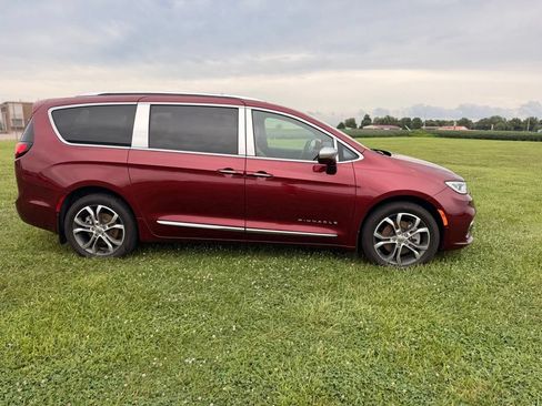 Used 2022 Chrysler Pacifica Pinnacle AWD/4WD image 4